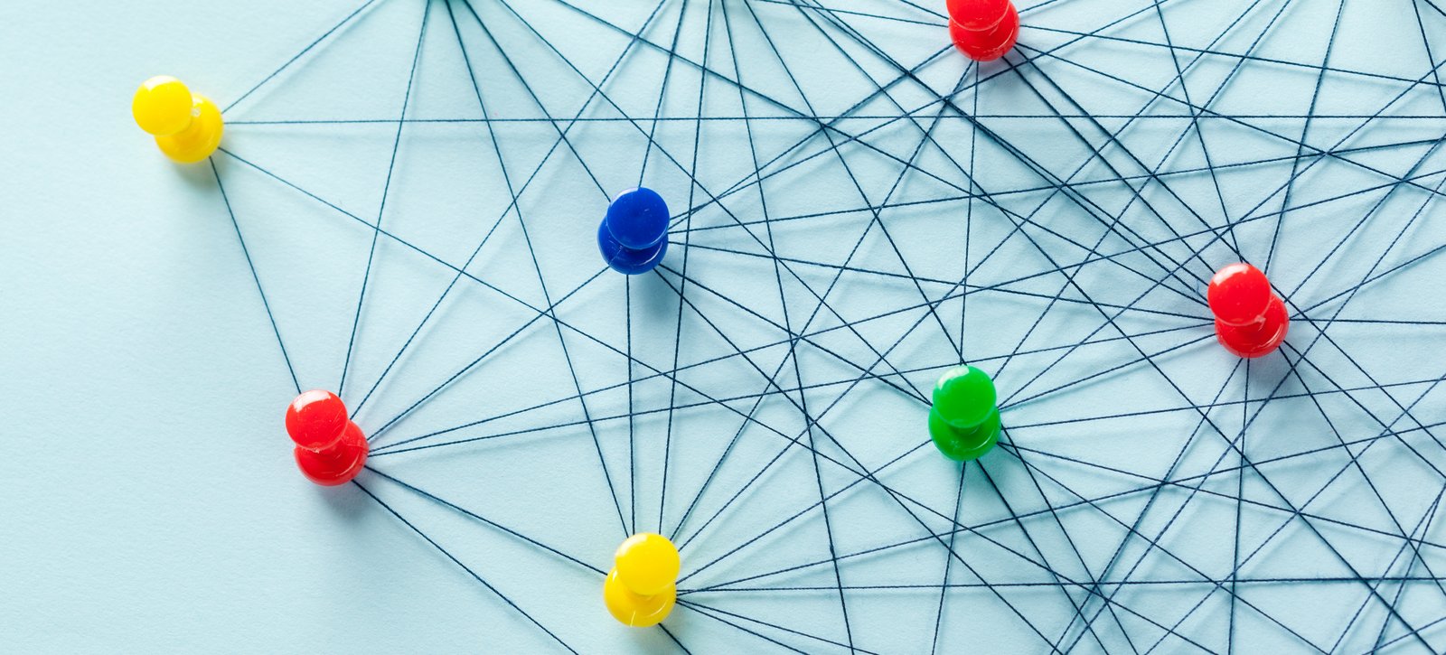 Netzwerke Netzwerk - Fäden verbinden verschiedene Stecknadeln miteinander
