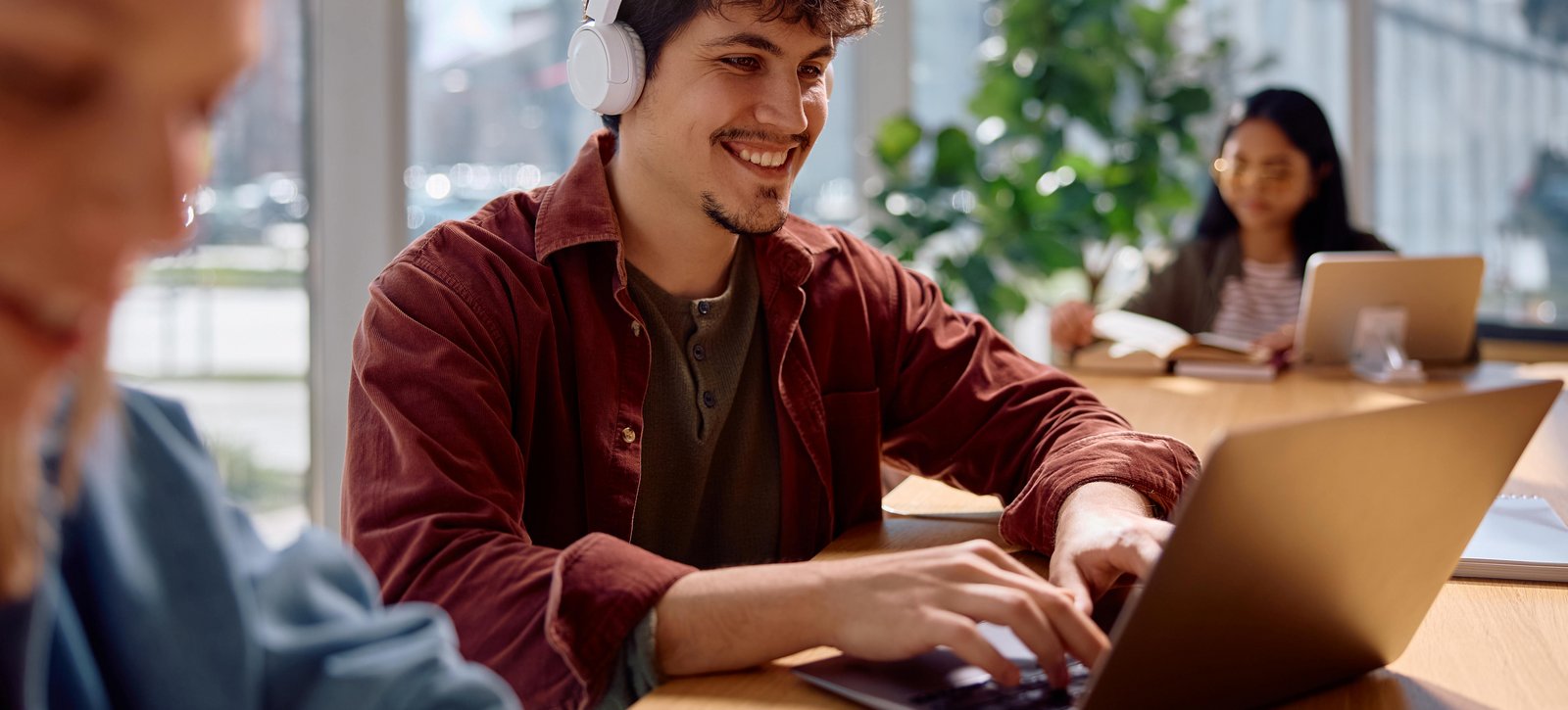 Moodle - E-Learning Junger Mann am Laptop