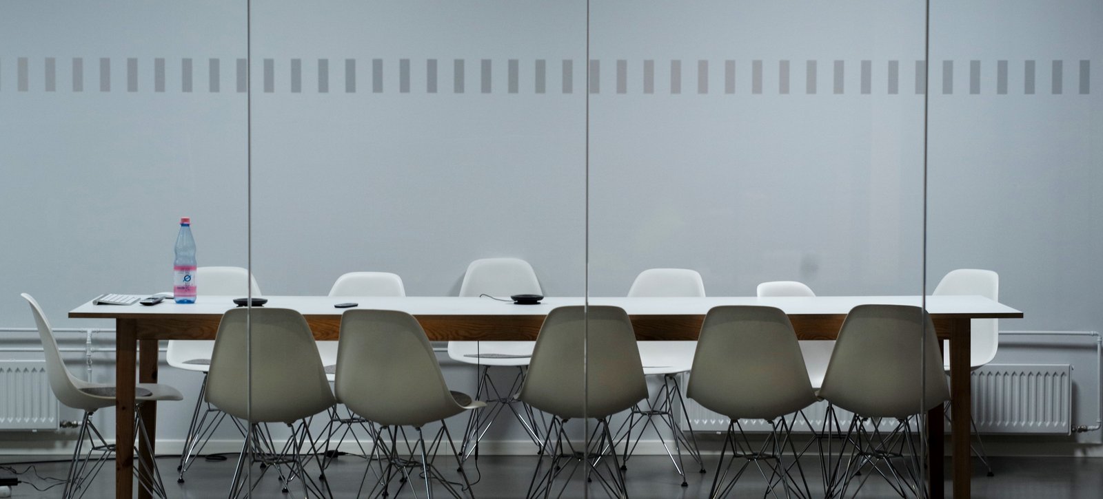 Organe der Ev. Hochschule Konferenztisch mit zwölf Stühlen drumherum