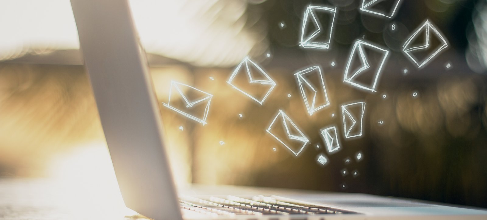 Alumni Briefsymbole tanzen in der Luft über einem Laptop