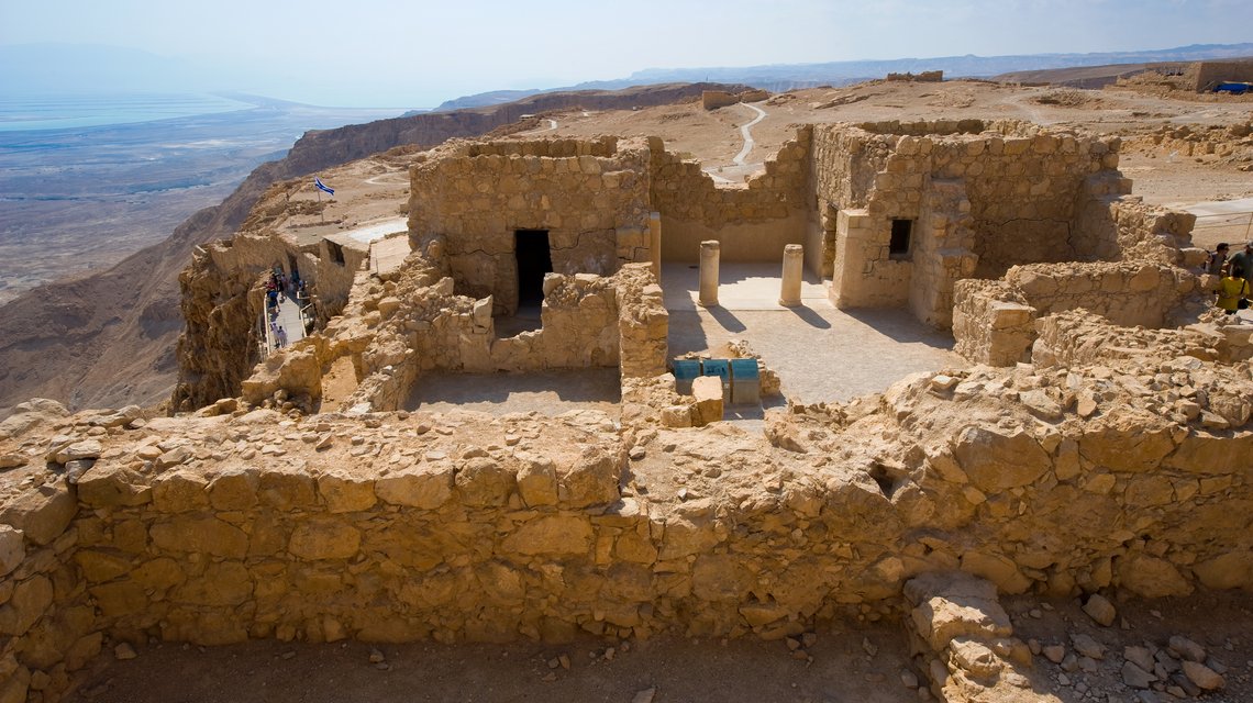 Blick auf Massada, im Hintergrund ist das Tote Meer zu sehen