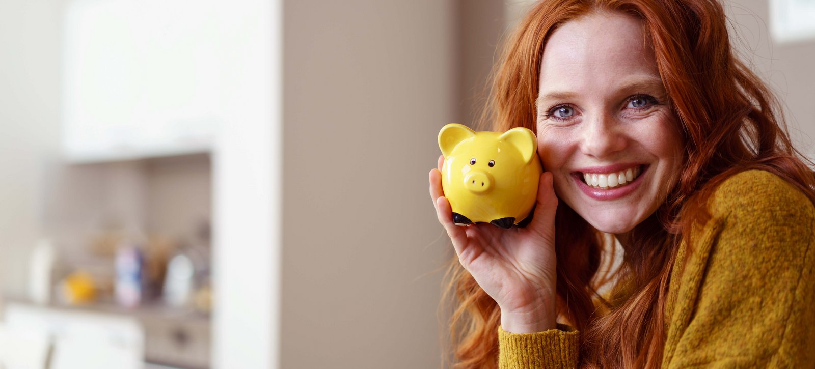 Studienfinanzierung Frau mit Sparschwein in der Hand